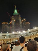 mekka, saudi Arabië, maart 2023 - gedurende de maand van Ramadan, pelgrims van allemaal over- de wereld uitvoeren tawaf in de omgeving van de kabah Bij de masjid al-haram in mekka.. foto