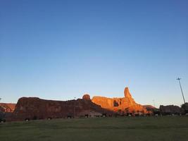 een mooi dag visie van een winter park in al ula, saudi Arabië. de park is omringd door oude heuvels. foto