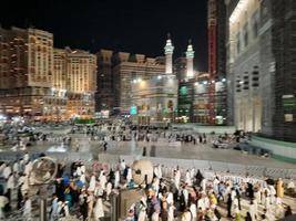 mekka, saudi Arabië, maart 2023 - een groot aantal van umrah pelgrims in voorkant van de klok toren in masjid al haram. foto