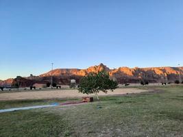 een mooi dag visie van een winter park in al ula, saudi Arabië. de park is omringd door oude heuvels. foto