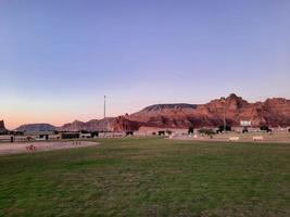 een mooi dag visie van een winter park in al ula, saudi Arabië. de park is omringd door oude heuvels. foto