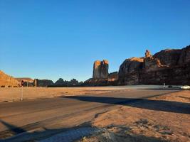 een mooi dag visie van een winter park in al ula, saudi Arabië. de park is omringd door oude heuvels. foto