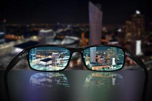 visie Aan wolkenkrabbers in Warschau, Polen Bij nacht door bril - visie concept foto