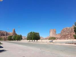 een mooi dag visie van een winter park in al ula, saudi Arabië. de park is omringd door oude heuvels. foto