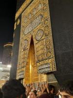 mekka, saudi Arabië, maart 2023 - mooi visie van de kaaba en de Ingang naar de kaaba in de masjid al haram in mekka. foto