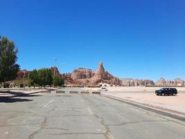 een mooi dag visie van een winter park in al ula, saudi Arabië. de park is omringd door oude heuvels. foto