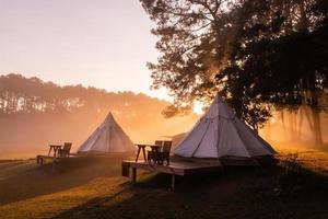 tent camping in de ochtend- . Bij thung salaeng luang nationaal park phetchabun provincie, Thailand foto