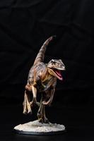 de velociraptor dinosaurus in de donker foto