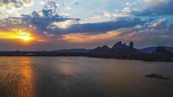 antenne visie van landschap Woud zonsopkomst zonsondergang tijd foto