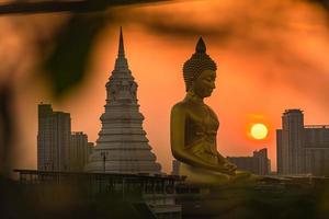 landschap van groot Boeddha in de stad groot Boeddha standbeeld in Bangkok wat pak naam phasi charoe Thailand foto