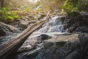 khlong naam lai waterval, mooi watervallen in klong lan nationaal park van Thailand foto