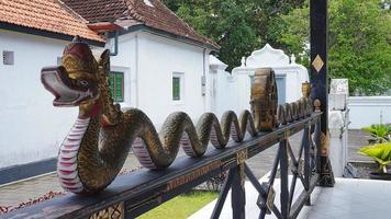 decoratief standbeeld van een draak hoofd slang in de binnenplaats van de Yogyakarta paleis gebouw foto