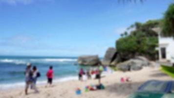 buitenlands toeristen komen naar wit strand Aan de zuiden kust van Indonesië, Bali en Yogyakarta omdat van de mooi landschap van de strand foto