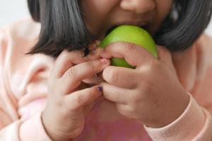 kind aan het eten appel dichtbij omhoog foto