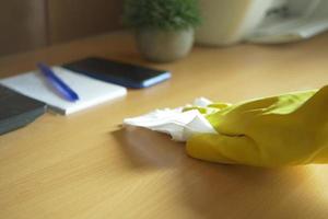 hand- in rubber handschoenen schoonmaak tafel met kleding foto