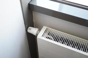 verwarming radiator onder venster in de kamer foto