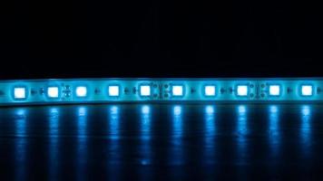 blauwe led-lichtstrip foto