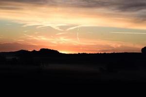 roze en oranje zonsopkomst lucht foto