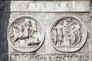detail van reliëfs van constantijn boog in Rome foto