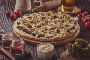 braziliaanse pizza met mozzarella, broccoli, catupiry en parmezaan