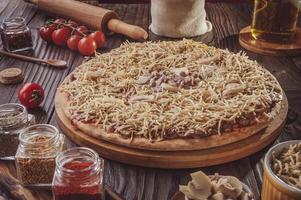 pizza met mozzarella, runderstroganoff en aardappelsticks