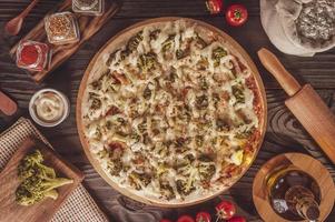 pizza met mozzarella, broccoli, catupiry en parmezaan foto