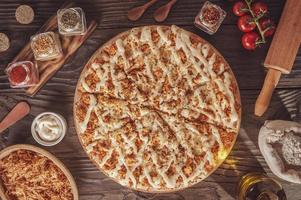 pizza met mozzarella, kip, catupiry en oregano foto