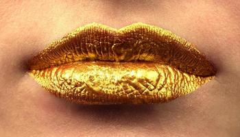 gouden mooi lippen dichtbij omhoog. foto