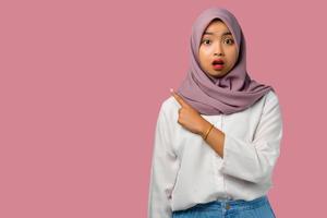 jonge vrouw met geschokte uitdrukking die een hijab draagt