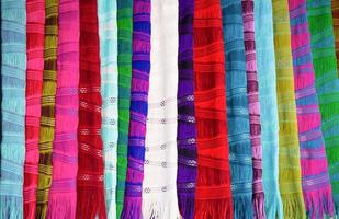 kleurrijk sjaal met rand foto