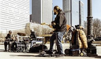 maart 4 2023. chicago, Illinois. een band presteert muziek- in downtown Chicago. foto