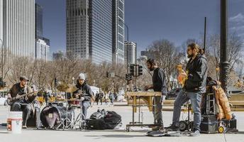 maart 4 2023. chicago, Illinois. een band presteert muziek- in downtown Chicago. foto