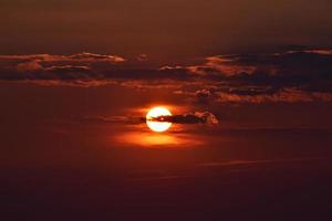 bewolkt oranje zonsondergang foto