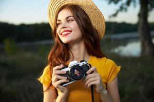 vrolijk vrouw in natuur met een camera vrije tijd hobby levensstijl foto