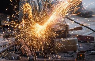 de fonkeling van metaal snijdend machine Bij werk foto