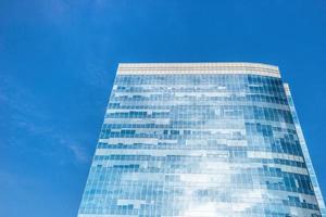 modern kantoor gebouw muur gemaakt van staal en glas met blauw lucht foto