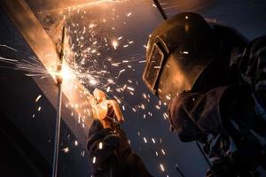 boog lassen van een staal in bouw plaats foto