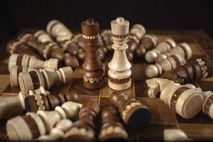 schaak Aan een donker achtergrond. een puzzel spel met lastig combinaties dat vereist: planning en denken. foto