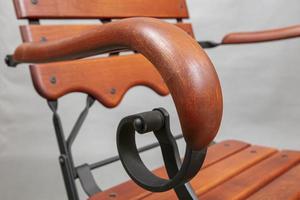 een deel van een houten stoel met metaal details. foto