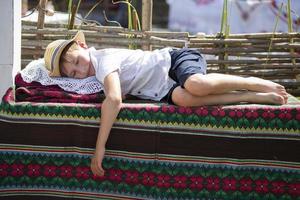 een Wit-Russisch of oekraïens jongen slaapt Aan handdoeken. weinig etnisch jongen is slapen. foto
