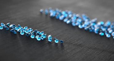blauwe diamanten saffier met groep diamanten foto