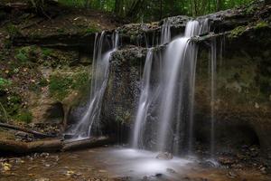 kleine waterval dauda in gauja national park, letland foto