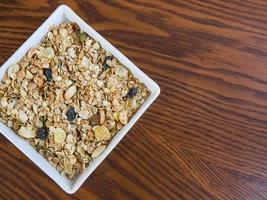 eigengemaakt muesli Aan hout tafel foto