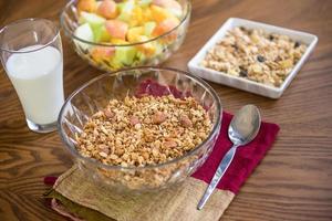 eigengemaakt muesli Aan hout tafel foto