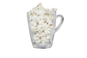 popcorn in glas met wit achtergrond foto