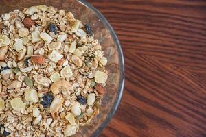 eigengemaakt muesli Aan hout tafel foto