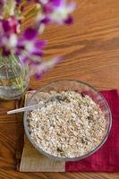 eigengemaakt muesli Aan hout tafel foto