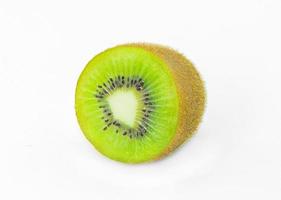 vers groen kiwi Aan wit achtergrond foto