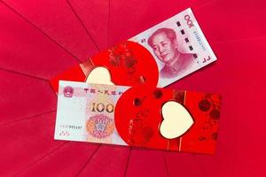 yuan of rmb, Chinese valuta met rood envelop foto