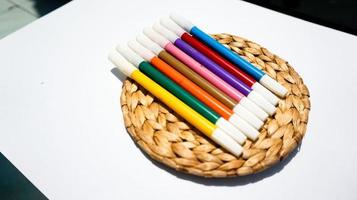 kleur pennen geïsoleerd Aan wit achtergrond, gefotografeerd Aan een houten mat. foto